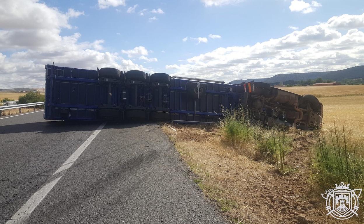 El camión ha perdido el control y ha acabado volcando. 