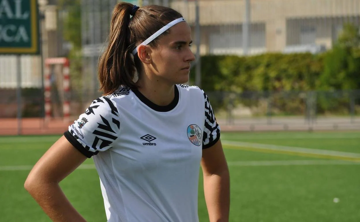 Carmen Álvarez, jugadora del Salamanca UDSFemenino, en un partido de esta temporada. 
