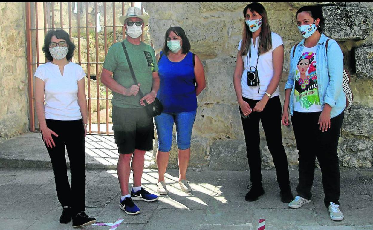 Las guías y la concejala de Turismo, ayer con los dos primeros visitantes, una pareja de Valencia. 