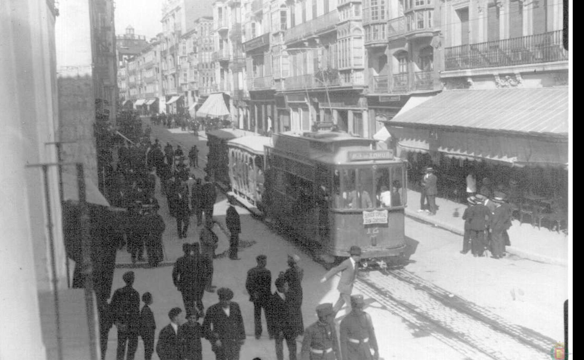 La calle de Santiago, atravesada por un tranvía, a principios del siglo XX. 