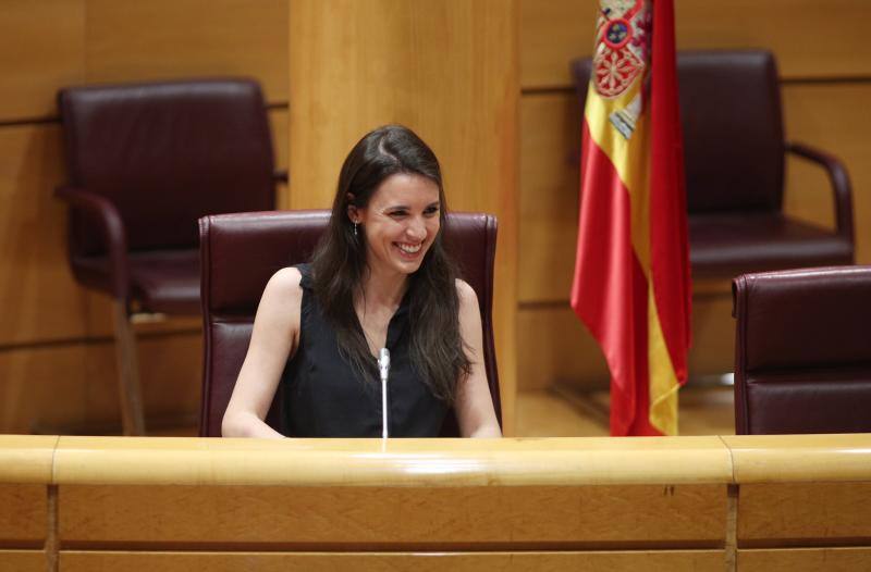 La ministra de Igualdad, Irene Montero, sonríe en la comparecencia en Comisión de su departamento,