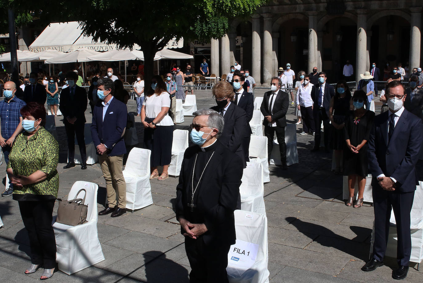 Homenaje a las víctimas del coronavirus en la Plaza Mayor de Segovia 