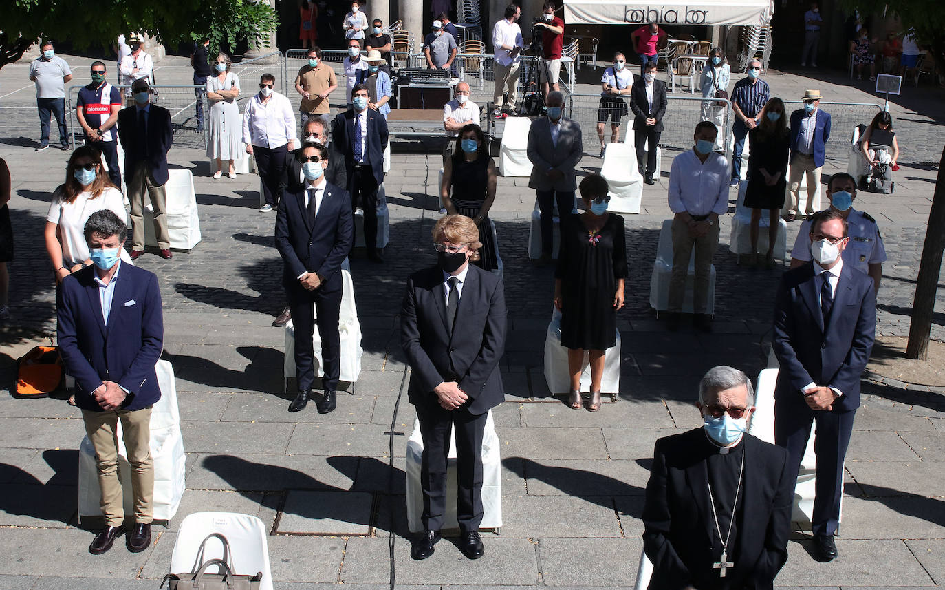 Homenaje a las víctimas del coronavirus en la Plaza Mayor de Segovia 