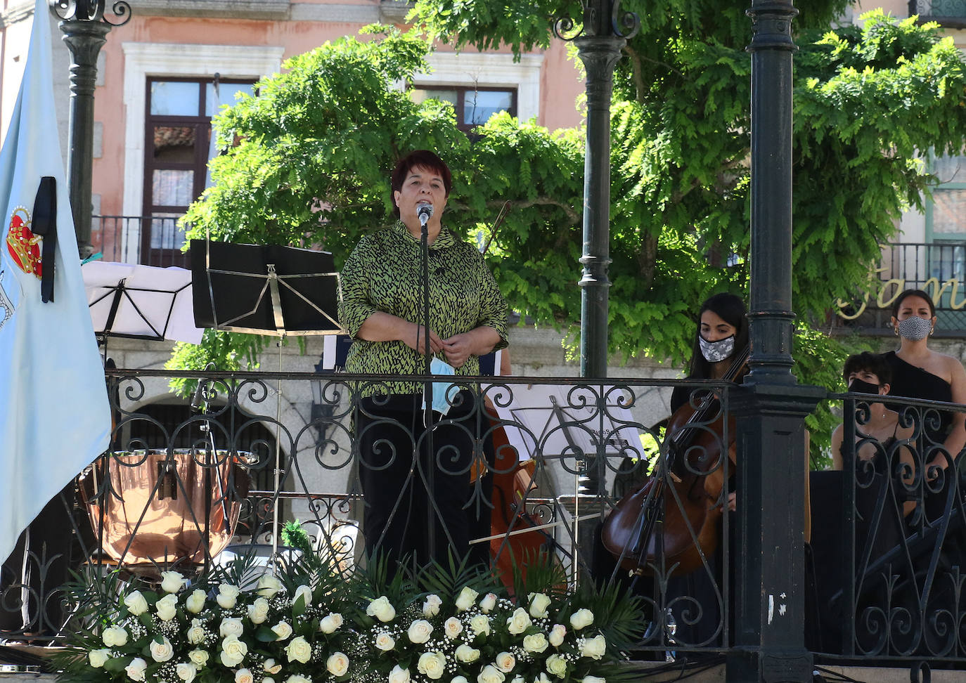 Homenaje a las víctimas del coronavirus en la Plaza Mayor de Segovia 