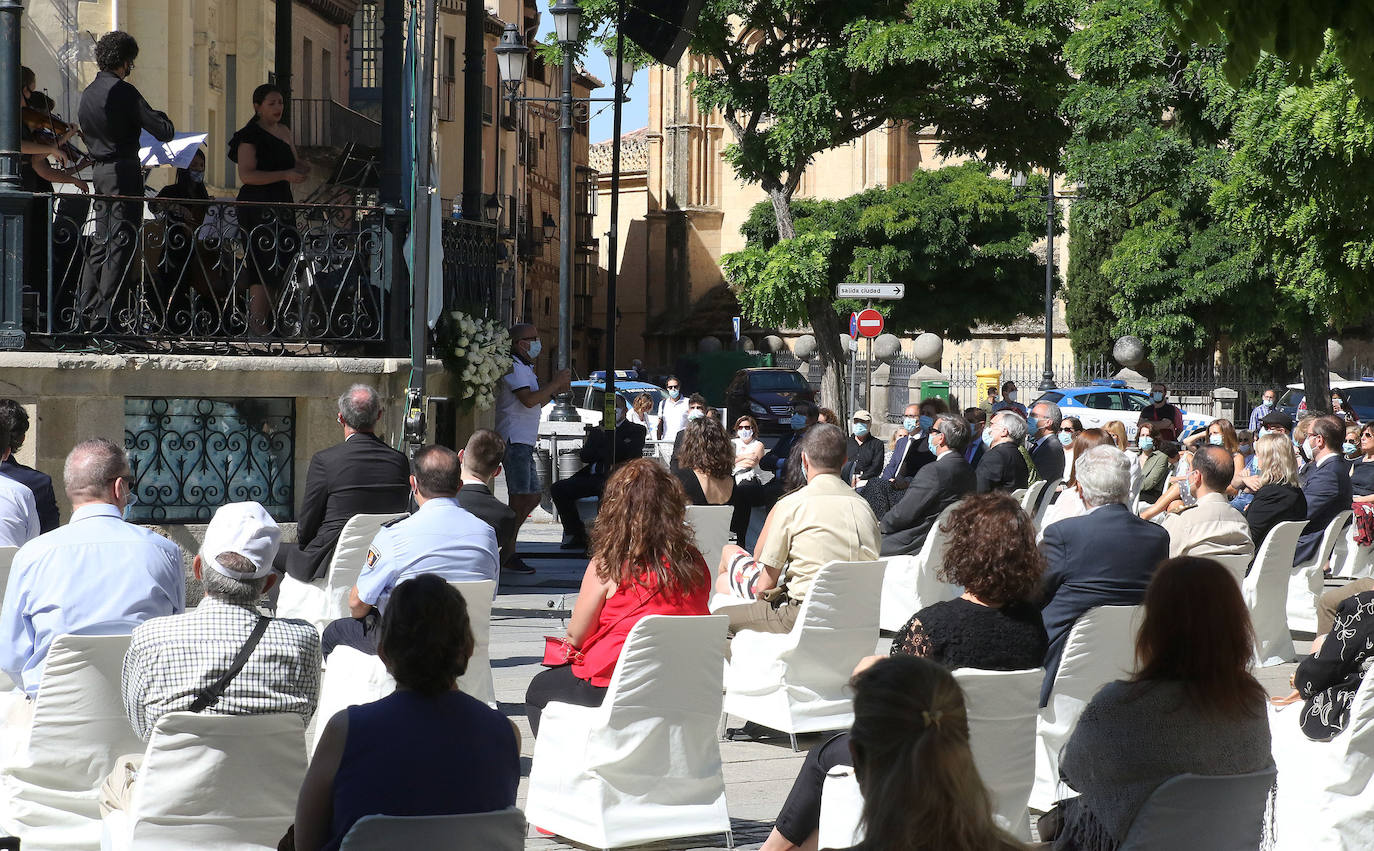 Homenaje a las víctimas del coronavirus en la Plaza Mayor de Segovia 