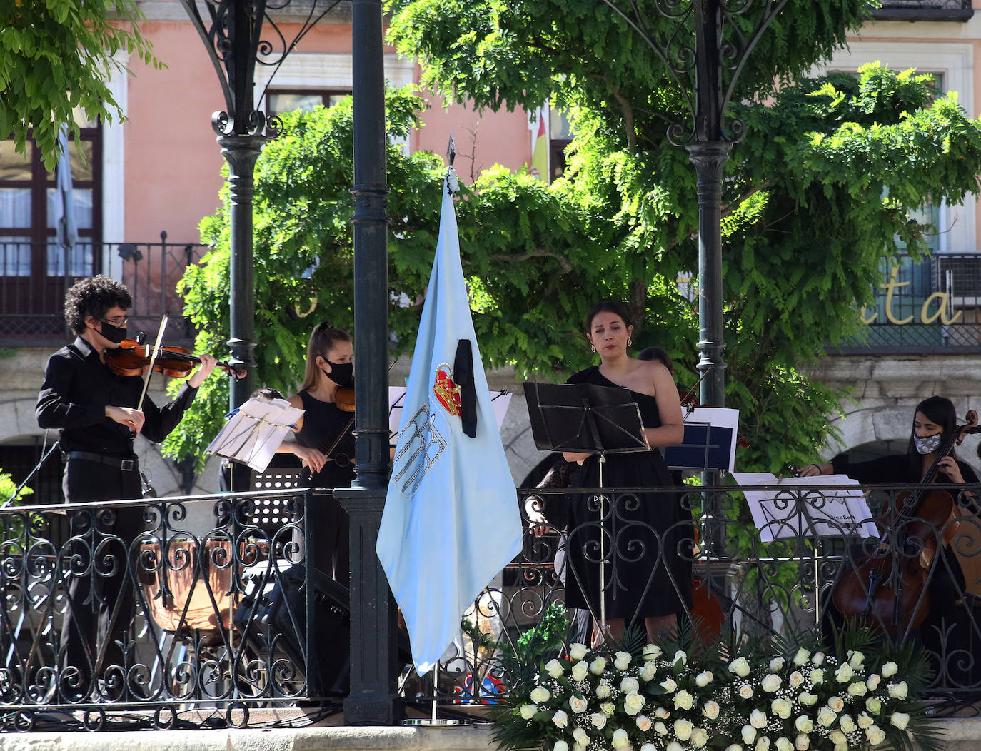 Homenaje a las víctimas del coronavirus en la Plaza Mayor de Segovia 