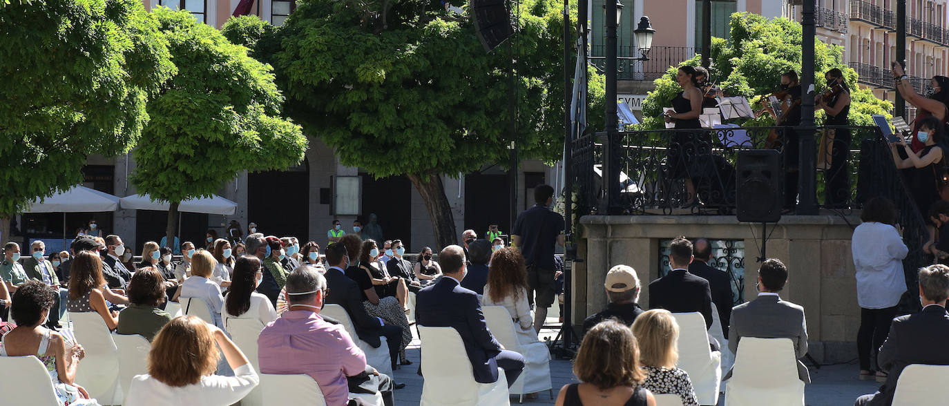 Homenaje a las víctimas del coronavirus en la Plaza Mayor de Segovia 