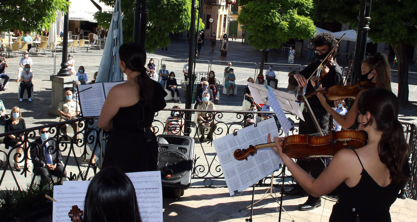 Homenaje a las víctimas del coronavirus en la Plaza Mayor de Segovia 