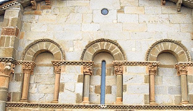 Imagen principal - Detalles de arcos y columnas en el exterior de la iglesia de Santa Marta; Mosaico con un caballo entre palmeras en la villa y a la derecha, entrada a la iglesia de Santa Marta. 