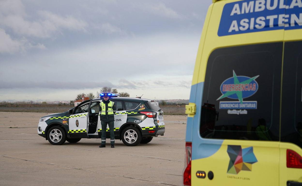 Una patrulla de la Guardia Civil junto a una ambulancia. 