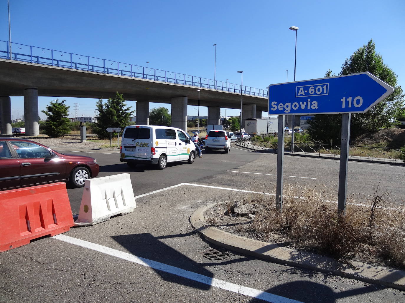 El desmontaje de la estructura de hierro ha mantenido cortados los cuatro carriles de la autovía y causó atascos en San Cristóbal. 