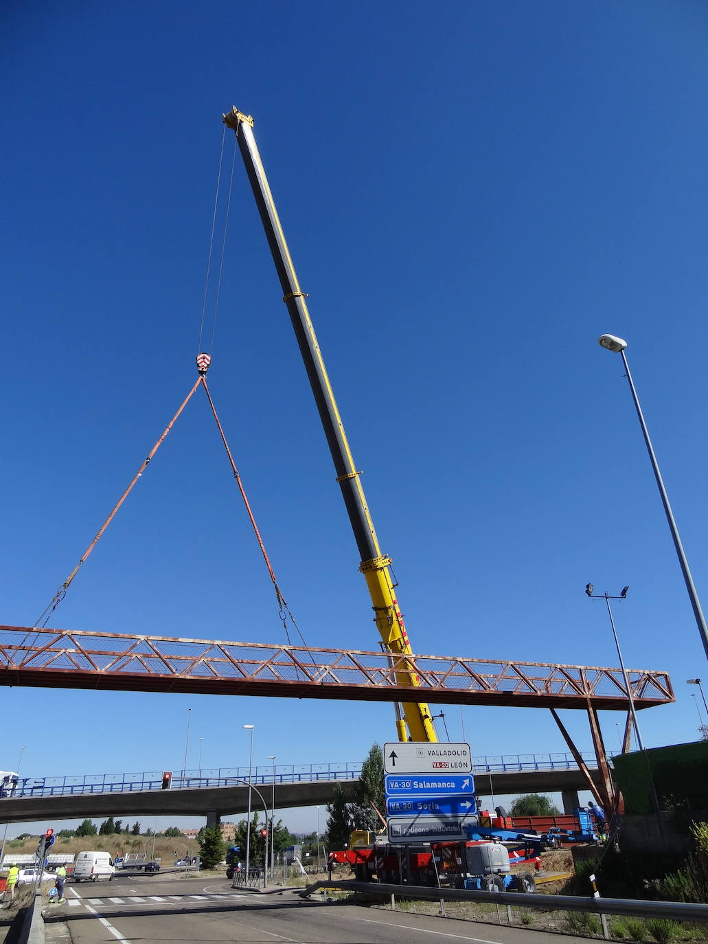El desmontaje de la estructura de hierro ha mantenido cortados los cuatro carriles de la autovía y causó atascos en San Cristóbal. 
