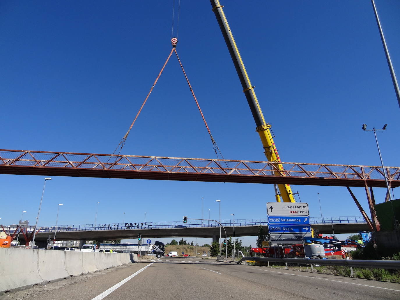 El desmontaje de la estructura de hierro ha mantenido cortados los cuatro carriles de la autovía y causó atascos en San Cristóbal. 