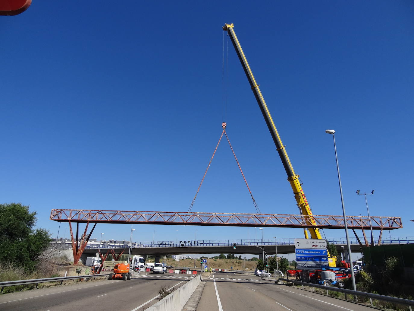 El desmontaje de la estructura de hierro ha mantenido cortados los cuatro carriles de la autovía y causó atascos en San Cristóbal. 