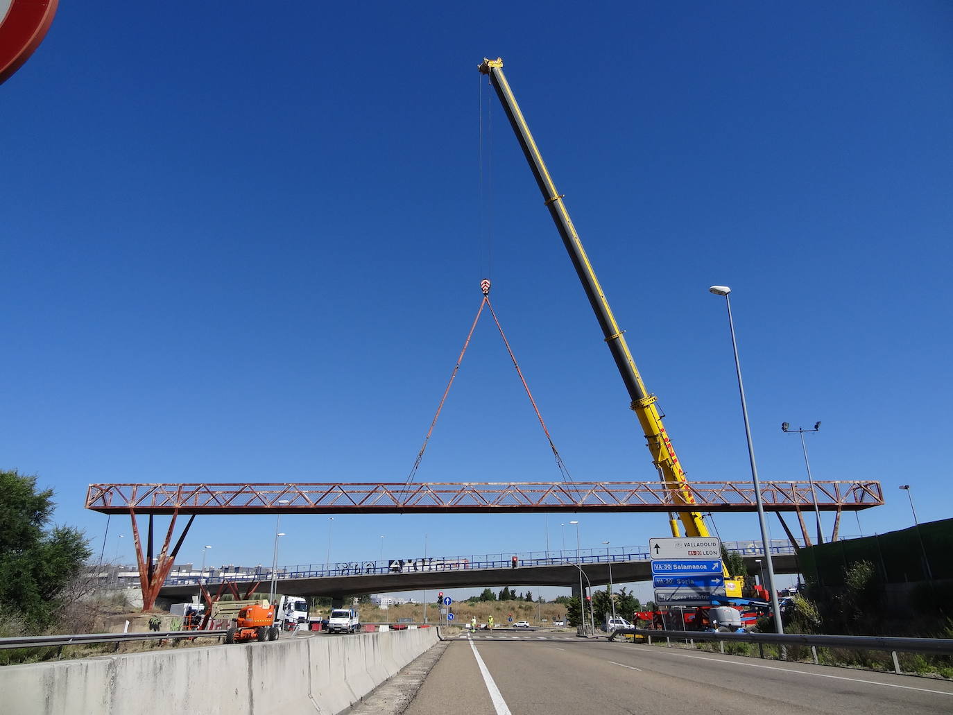 El desmontaje de la estructura de hierro ha mantenido cortados los cuatro carriles de la autovía y causó atascos en San Cristóbal. 
