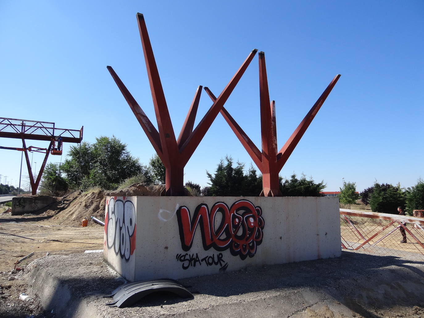 El desmontaje de la estructura de hierro ha mantenido cortados los cuatro carriles de la autovía y causó atascos en San Cristóbal. 
