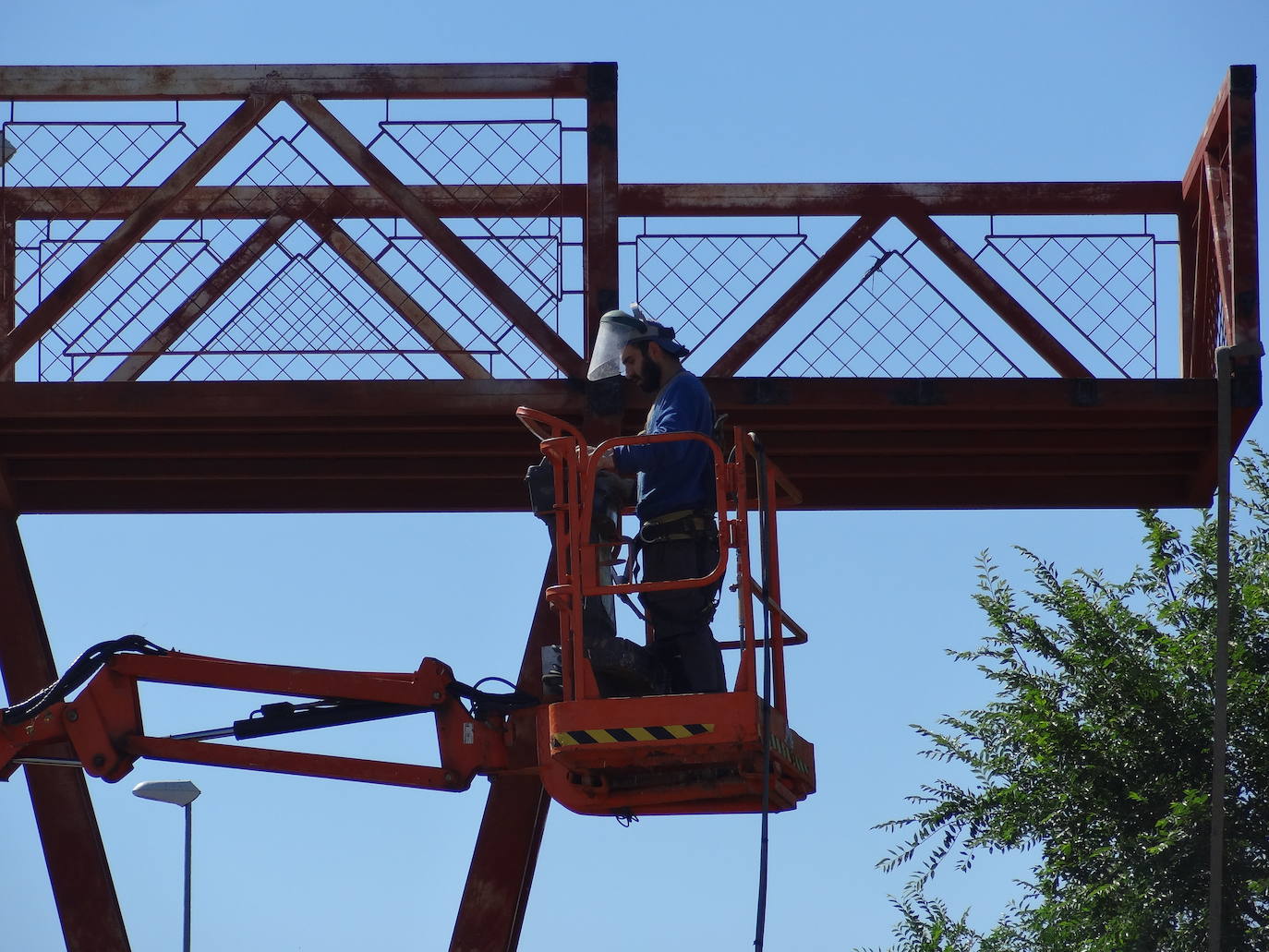 El desmontaje de la estructura de hierro ha mantenido cortados los cuatro carriles de la autovía y causó atascos en San Cristóbal. 