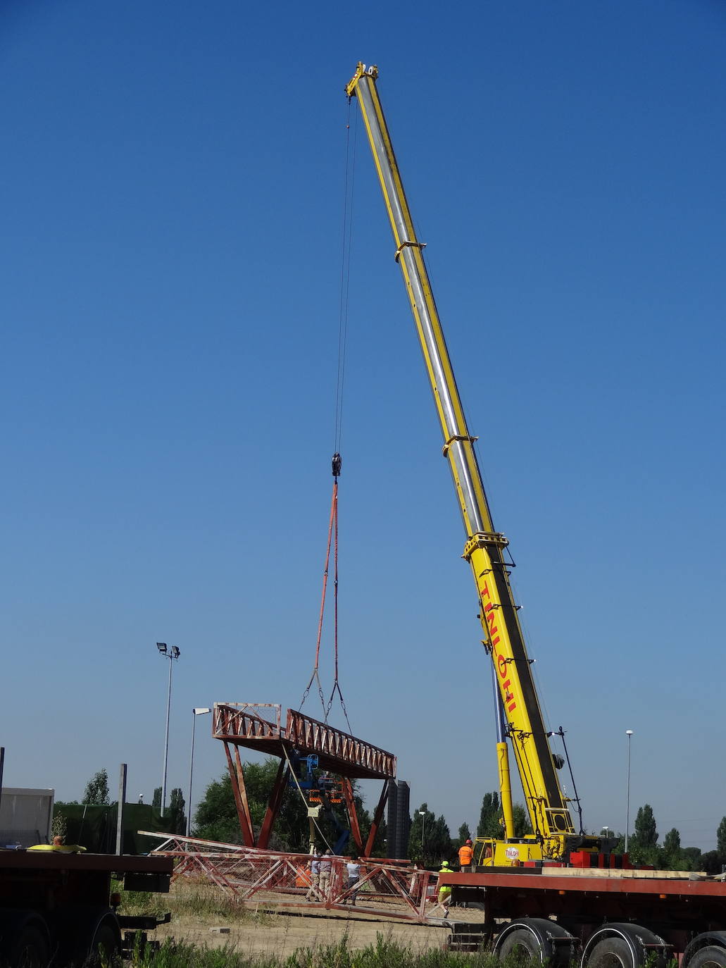 El desmontaje de la estructura de hierro ha mantenido cortados los cuatro carriles de la autovía y causó atascos en San Cristóbal. 