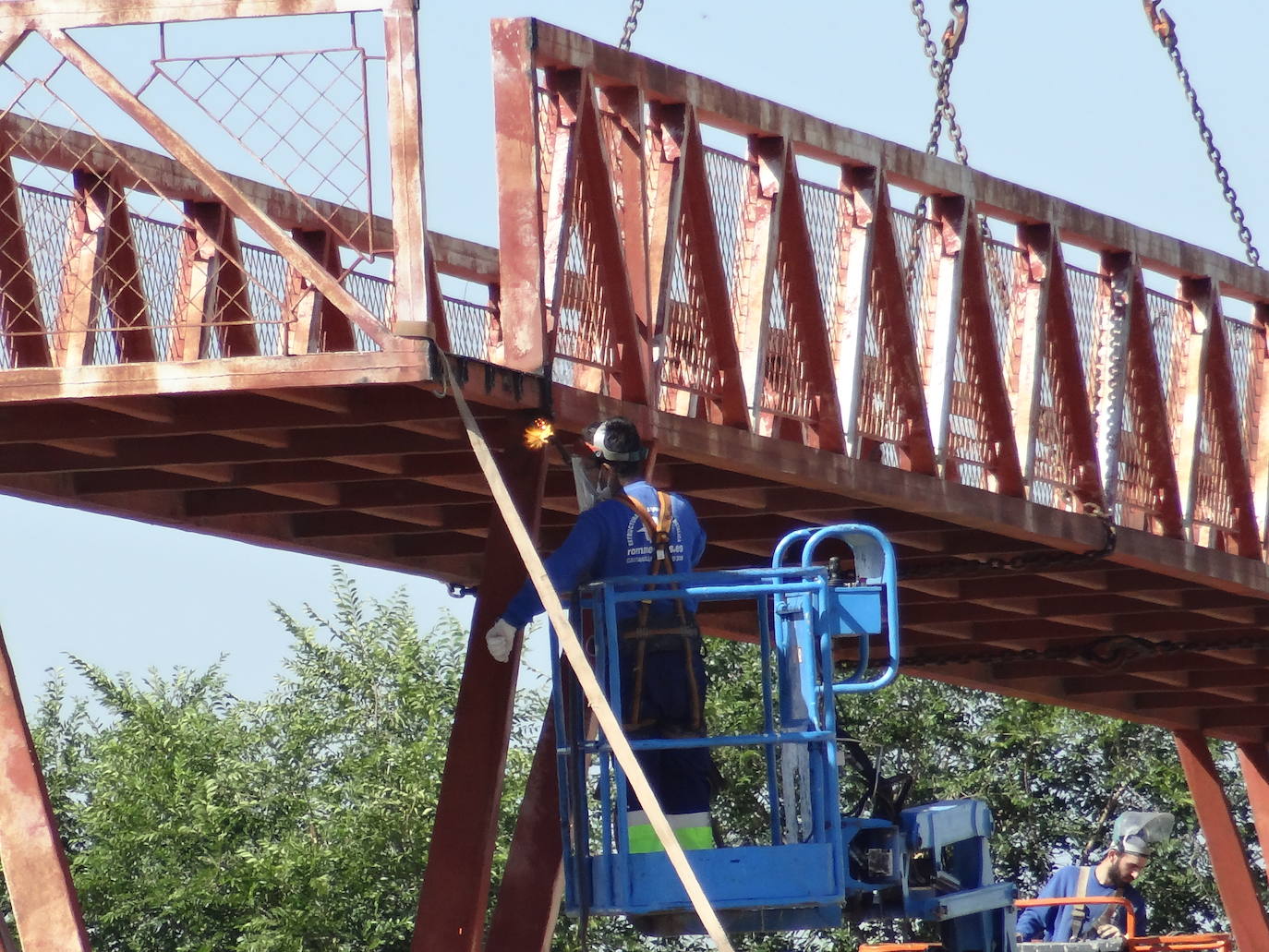 El desmontaje de la estructura de hierro ha mantenido cortados los cuatro carriles de la autovía y causó atascos en San Cristóbal. 