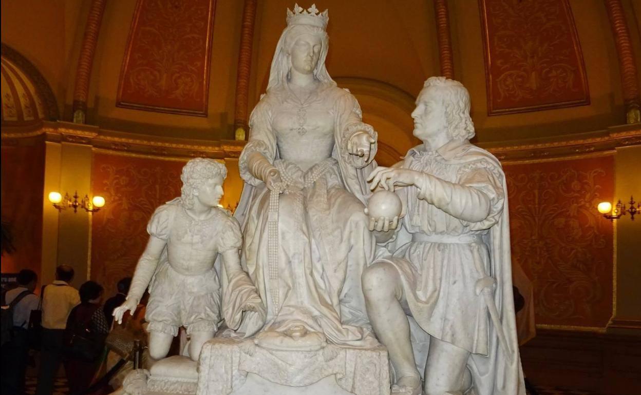 La estatua de Isabel la Católica y de Cristóbal Colón, en Sacramento.