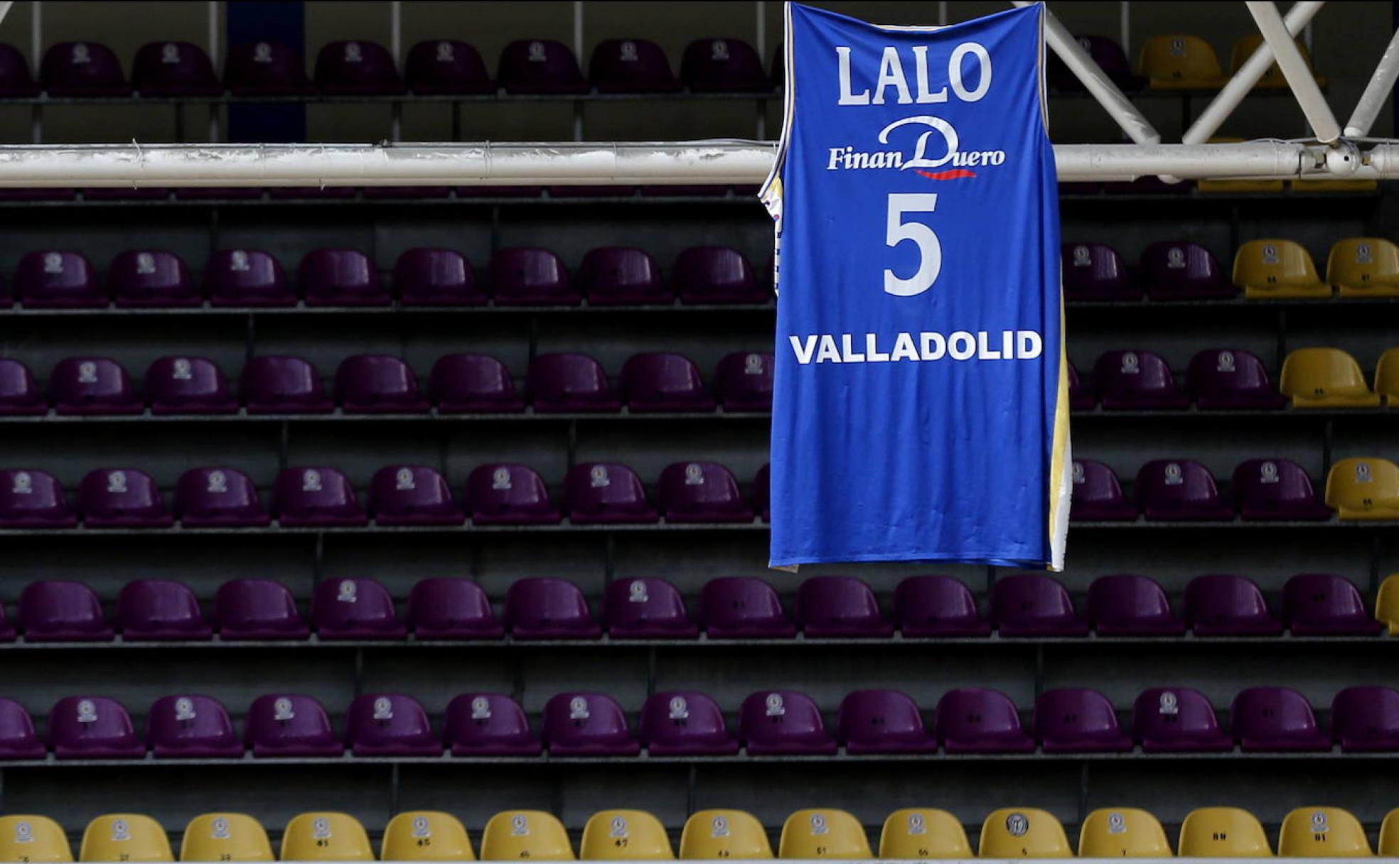 La camiseta de Lalo García con el número 5 retirada en lo alto del pabellón Pisuerga. 