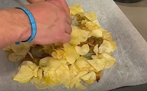 Imagen principal - Coronavirus: Recetario para la cuarentena: La receta de Miguel Cobo: lubina al horno con patatas a la panadera