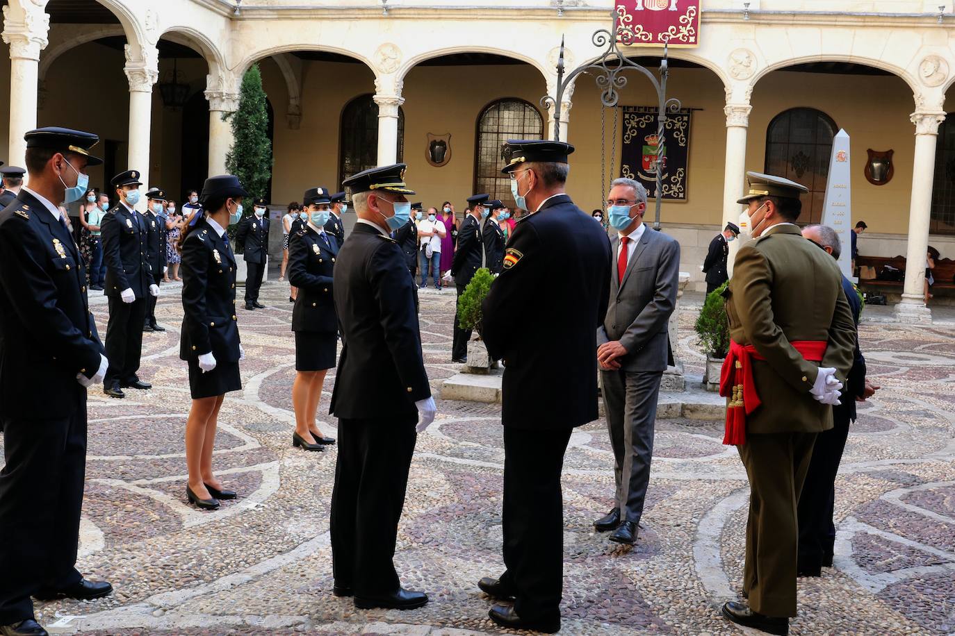 Con motivo de la Covid-19, este año no se ha podido celebrar el acto habitual de jura en la Escuela Nacional de Policía de Ávila, siendo sustituido por 58 actos descentralizados en las provincias