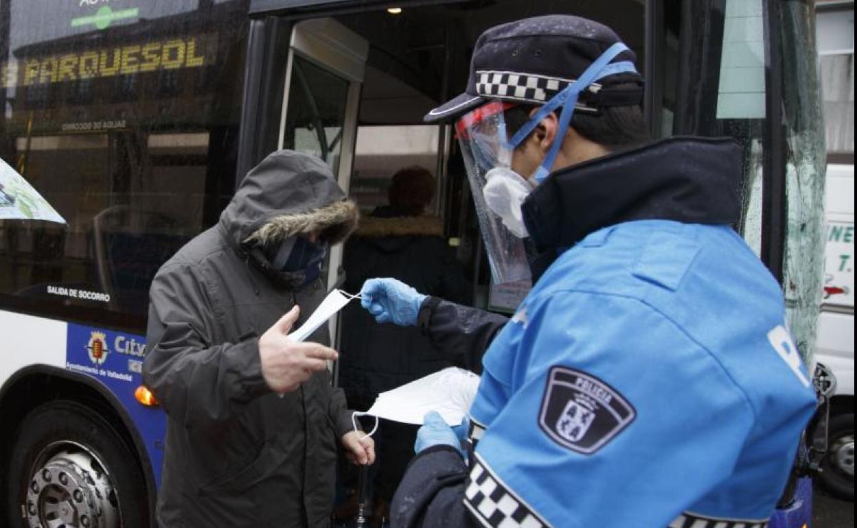 Un policía local reparte mascarillas durante el estado de alarma.