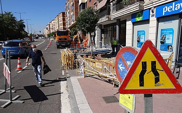 Carril cortado en Juan Carlos I desde la calle Olmedo.
