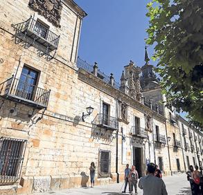 Imagen secundaria 1 - Arriba, Plaza Mayor y Ayuntamiento del Burgo de Osma; Hospital de San Agustín y a la derecha, Torre de la catedral del Burgo de Osma., 