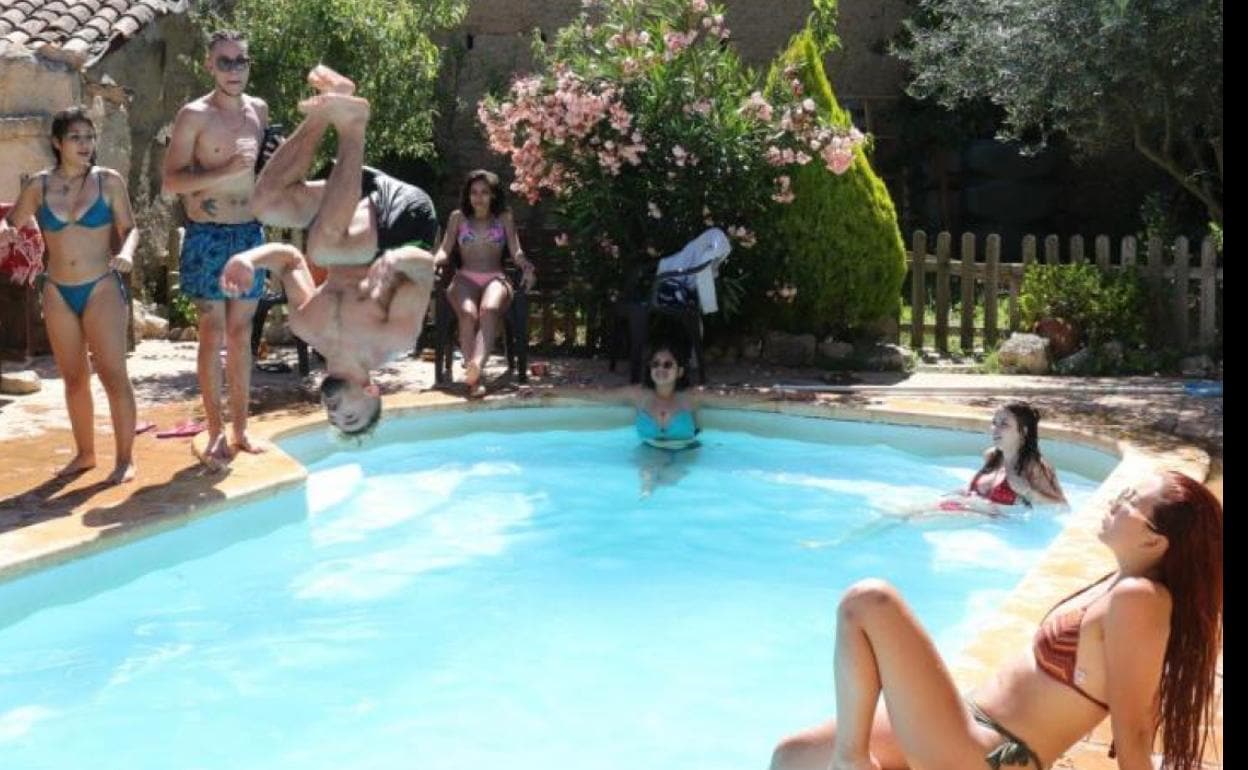 Un grupo de jóvenes se refresca en la piscina de una casa rural, este fin de semana en Valladolid. 