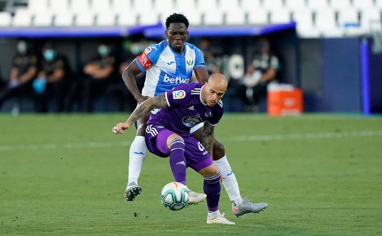 Sandr controla el balón en el que pudo ser su último partido como blanquivioleta ante el Leganés. 