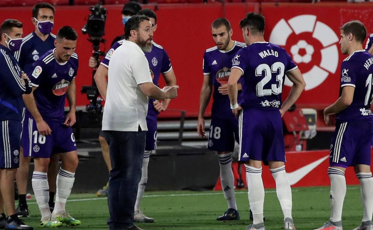 Sergio González da instrucciones durante la pausa de hidratación del partido de Sevilla. 