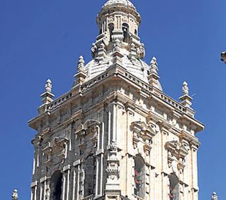 Imagen secundaria 2 - Arriba, Plaza Mayor y Ayuntamiento del Burgo de Osma; Hospital de San Agustín y a la derecha, Torre de la catedral del Burgo de Osma., 