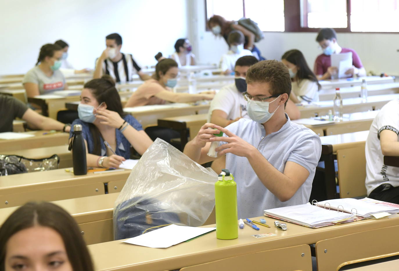 Fotos: Comienza para 11.000 estudiantes de Castilla y León la EBAU más atípica