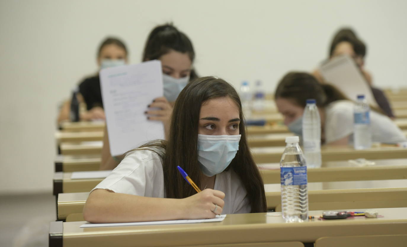 Fotos: Comienza para 11.000 estudiantes de Castilla y León la EBAU más atípica