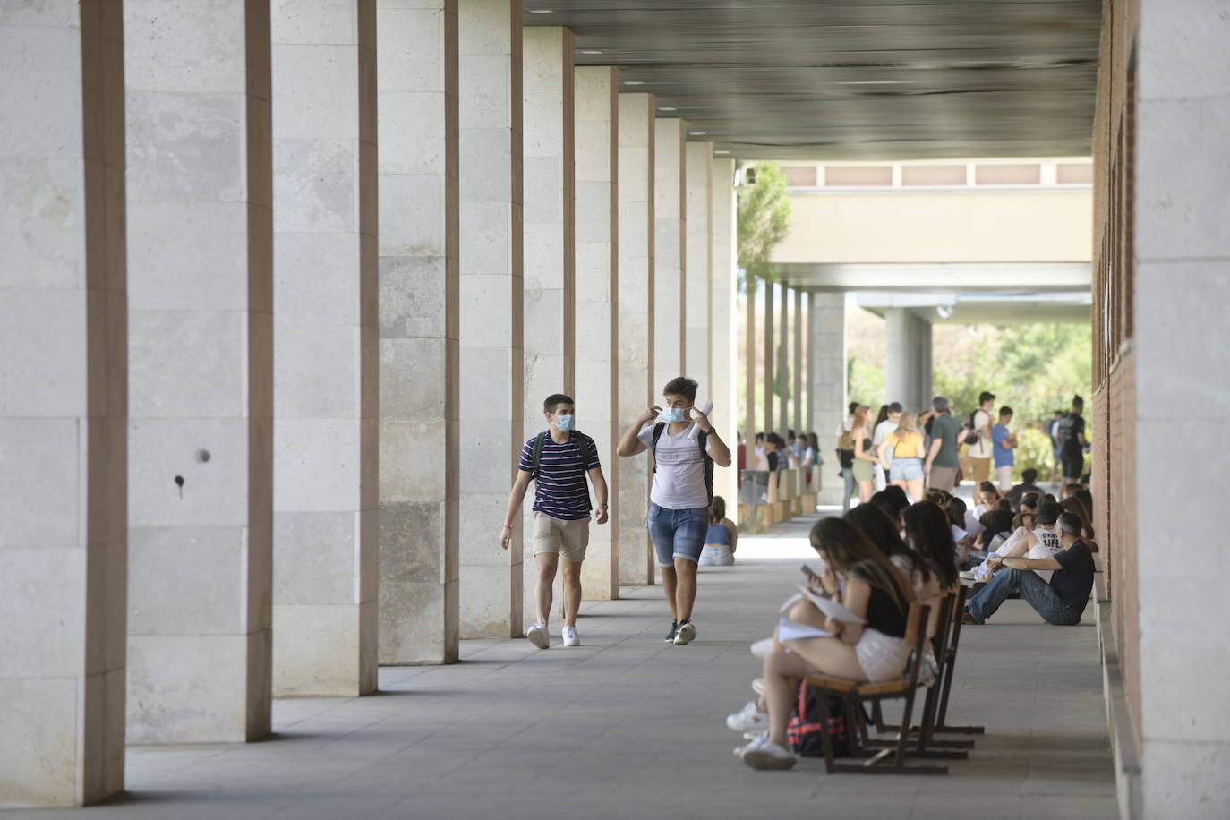 Fotos: Comienza para 11.000 estudiantes de Castilla y León la EBAU más atípica