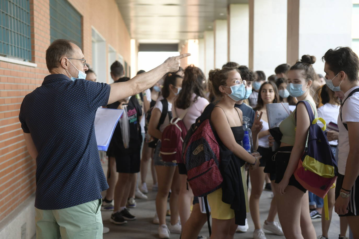 Fotos: Comienza para 11.000 estudiantes de Castilla y León la EBAU más atípica