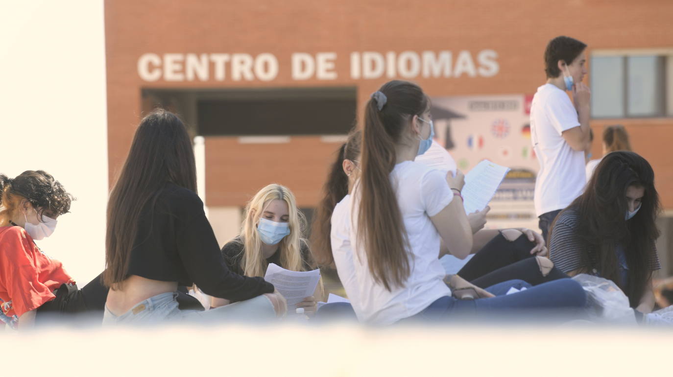 Fotos: Comienza para 11.000 estudiantes de Castilla y León la EBAU más atípica