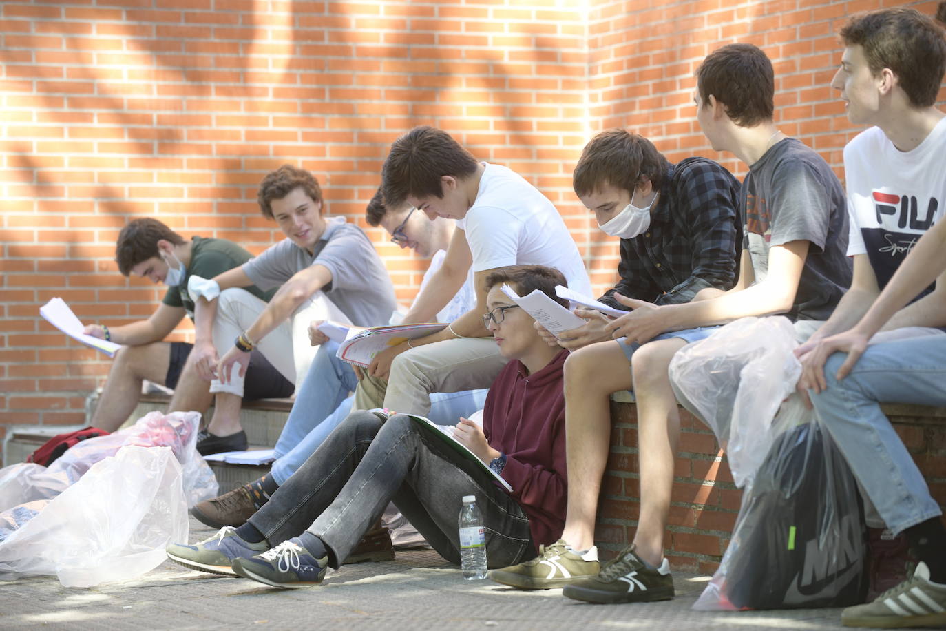 Fotos: Comienza para 11.000 estudiantes de Castilla y León la EBAU más atípica