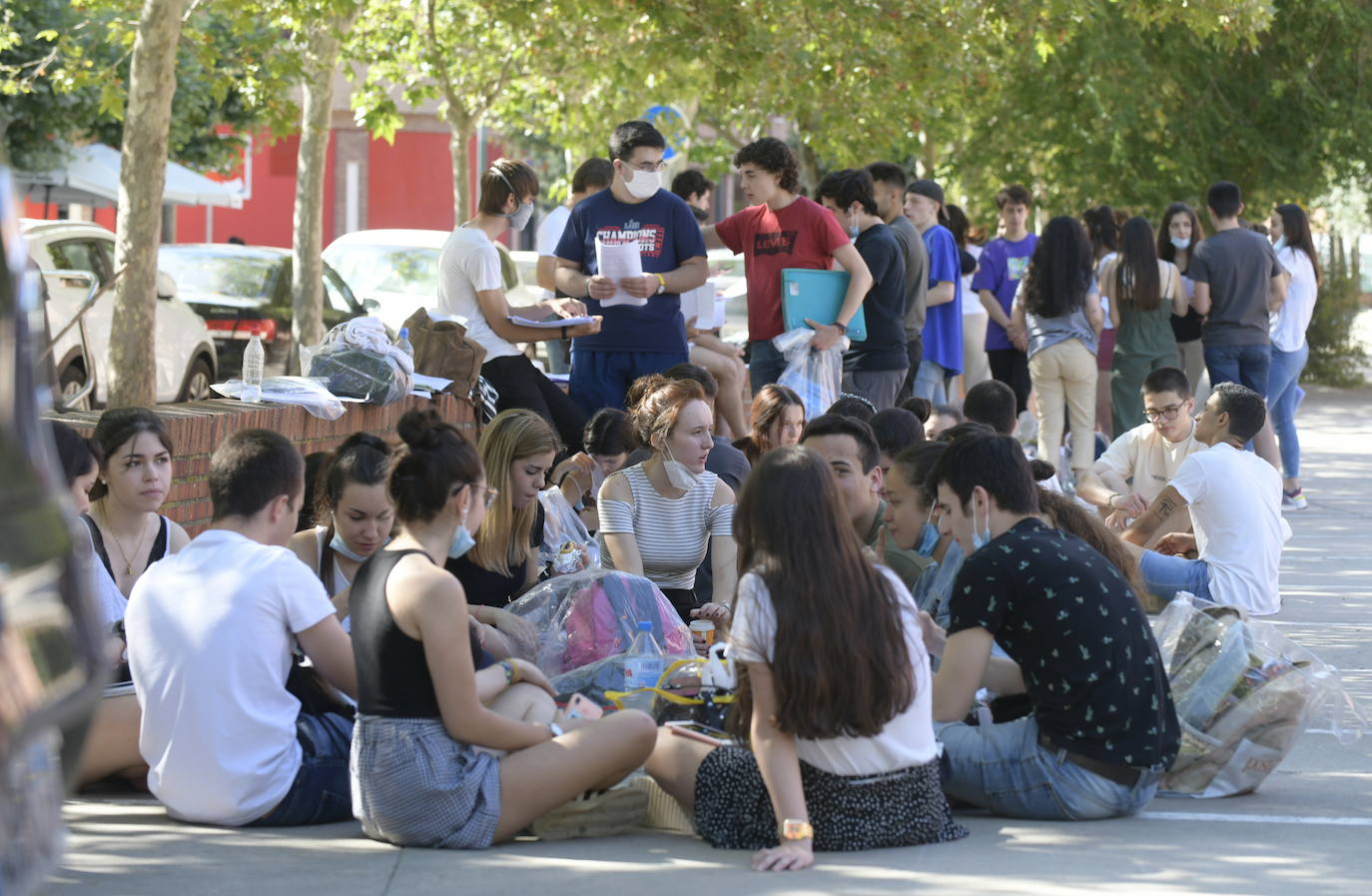 Fotos: Comienza para 11.000 estudiantes de Castilla y León la EBAU más atípica