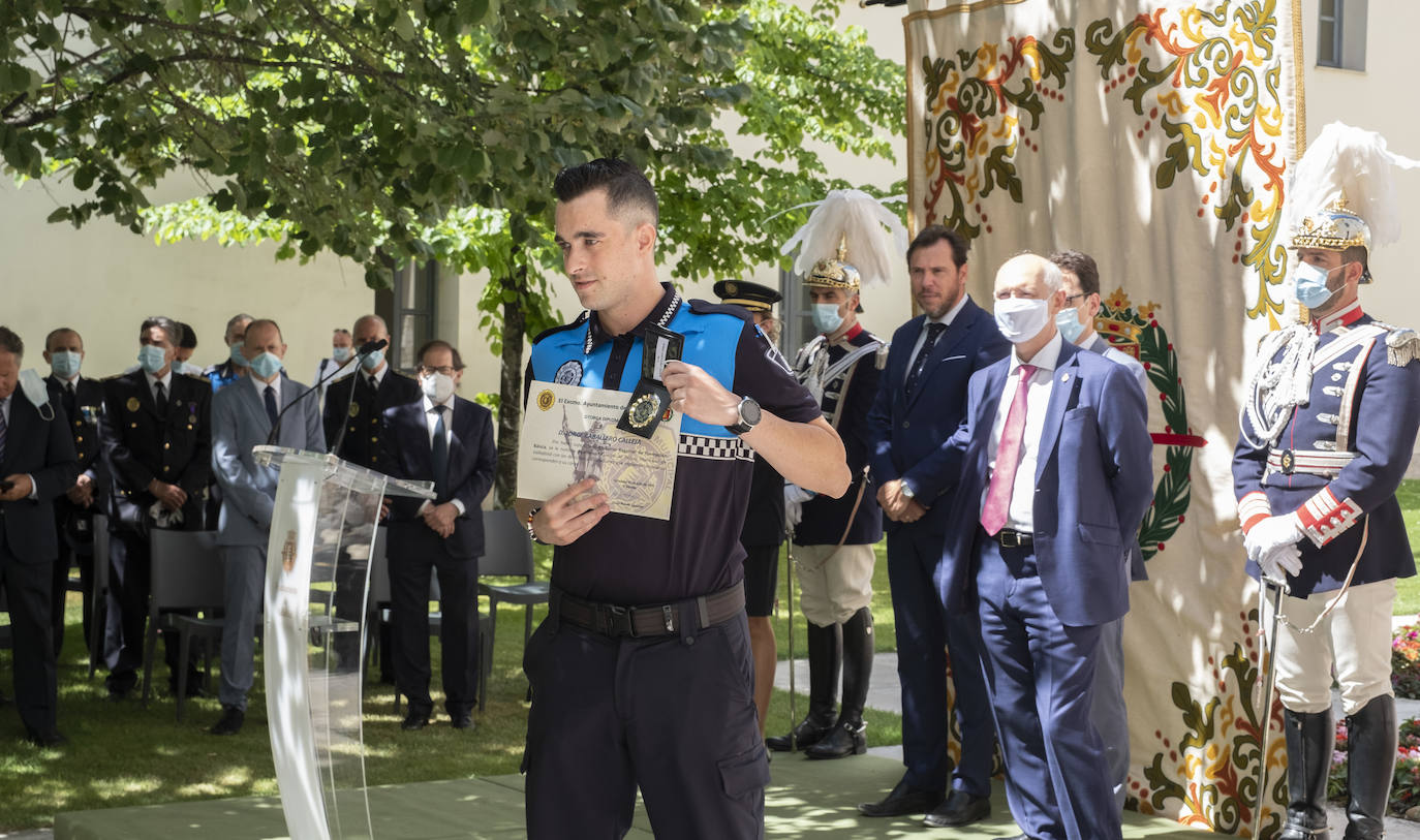 Óscar Puente elogió la profesionalidad de la Policía durante la pandemia e incidió en que la nueva promoción cubrirá las bajas de jubilación, «lo que favorece que no se resienta la calidad del servicio» y contribuirá a «rebajar notablemente la edad media de la plantilla»