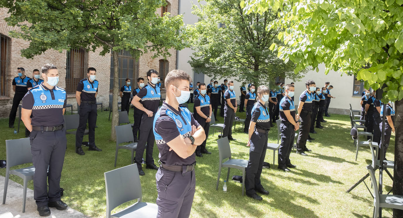 Óscar Puente elogió la profesionalidad de la Policía durante la pandemia e incidió en que la nueva promoción cubrirá las bajas de jubilación, «lo que favorece que no se resienta la calidad del servicio» y contribuirá a «rebajar notablemente la edad media de la plantilla»