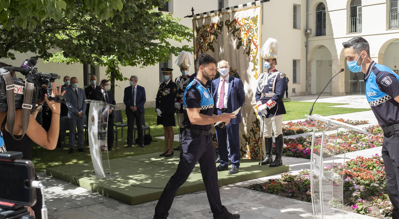 Óscar Puente elogió la profesionalidad de la Policía durante la pandemia e incidió en que la nueva promoción cubrirá las bajas de jubilación, «lo que favorece que no se resienta la calidad del servicio» y contribuirá a «rebajar notablemente la edad media de la plantilla»