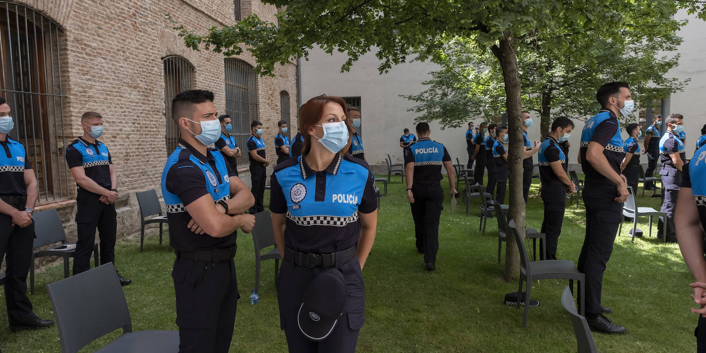 Óscar Puente elogió la profesionalidad de la Policía durante la pandemia e incidió en que la nueva promoción cubrirá las bajas de jubilación, «lo que favorece que no se resienta la calidad del servicio» y contribuirá a «rebajar notablemente la edad media de la plantilla»