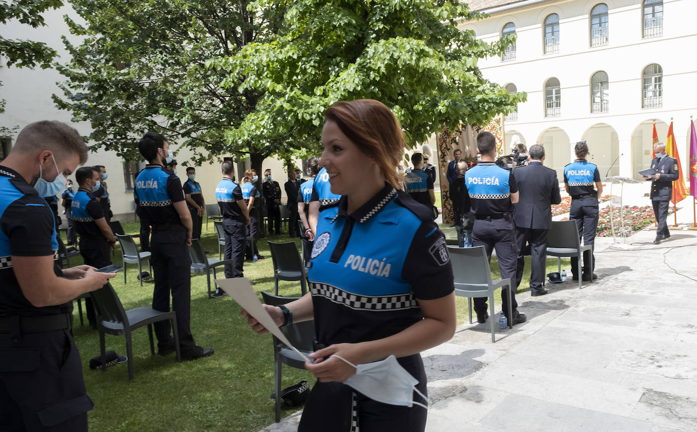 Óscar Puente elogió la profesionalidad de la Policía durante la pandemia e incidió en que la nueva promoción cubrirá las bajas de jubilación, «lo que favorece que no se resienta la calidad del servicio» y contribuirá a «rebajar notablemente la edad media de la plantilla»