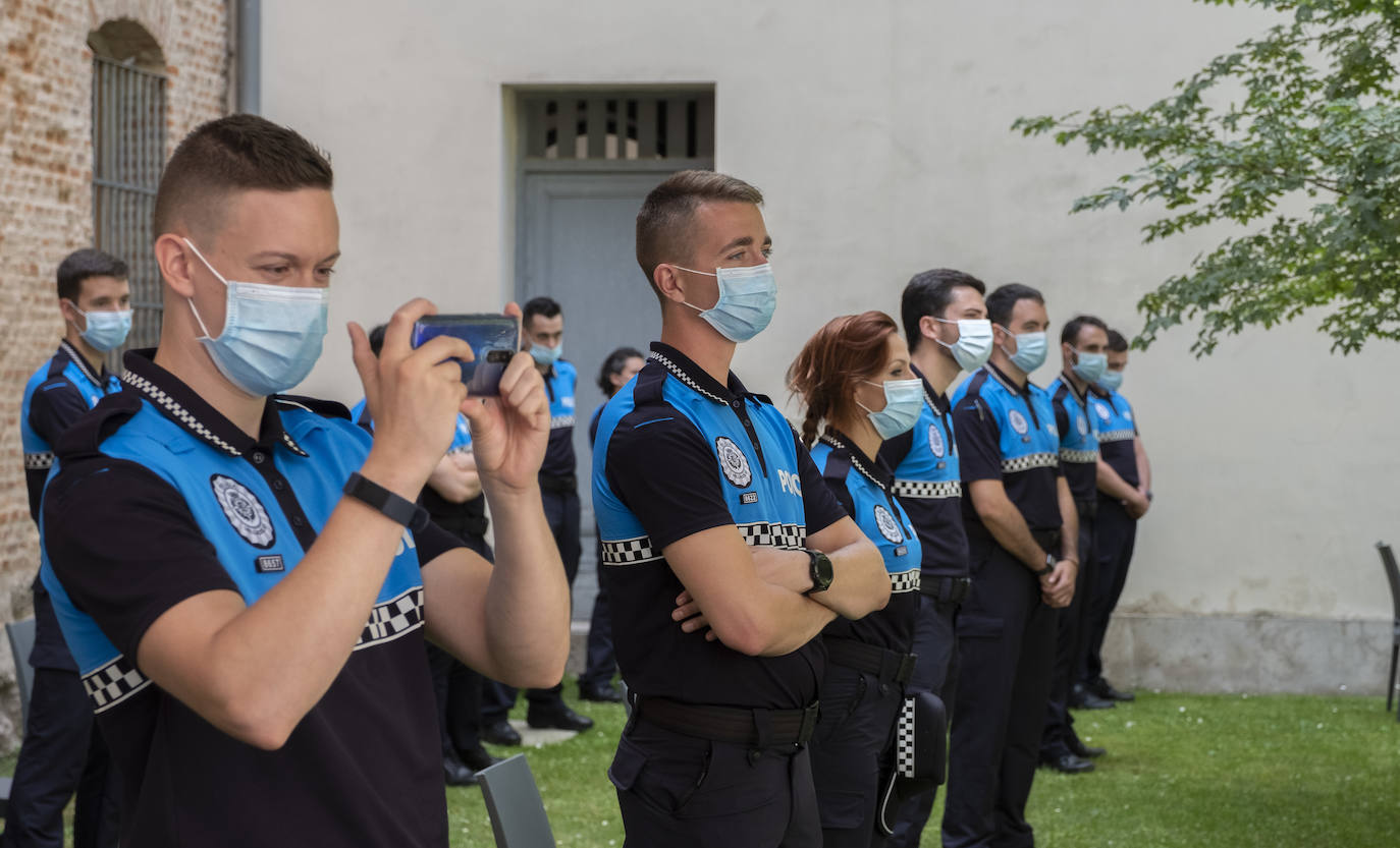 Óscar Puente elogió la profesionalidad de la Policía durante la pandemia e incidió en que la nueva promoción cubrirá las bajas de jubilación, «lo que favorece que no se resienta la calidad del servicio» y contribuirá a «rebajar notablemente la edad media de la plantilla»