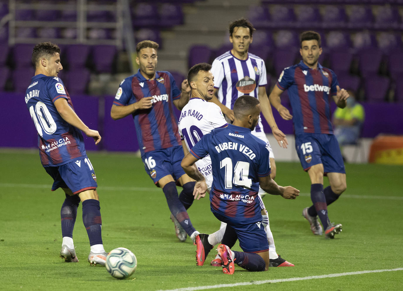 Ünal tuvo la permanencia después de un buena segunda parte, pero completó su mal partido con un error desde los 11 metros