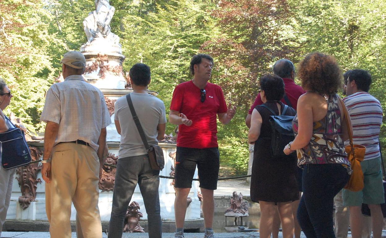 Eduardo Juárez da explicaciones a un grupo de turistas en los jardines de La Granja 