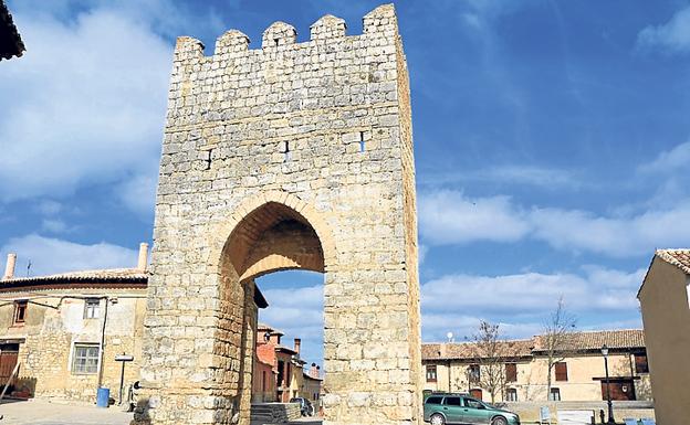 Imagen principal - Arriba, arco de San Martín, una de las puertas de la muralla que tuvo la localidad; abajo izquierda, corredores subterráneos de Astudillo y a la derecha, interior de la iglesia de Palacios del Alcor.